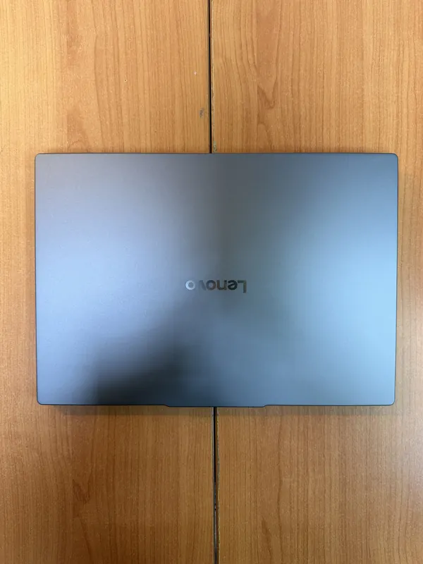 ฝาหลังอลูมิเนียมสี Luna Grey ของ IdeaPad Slim 5 16AKP10