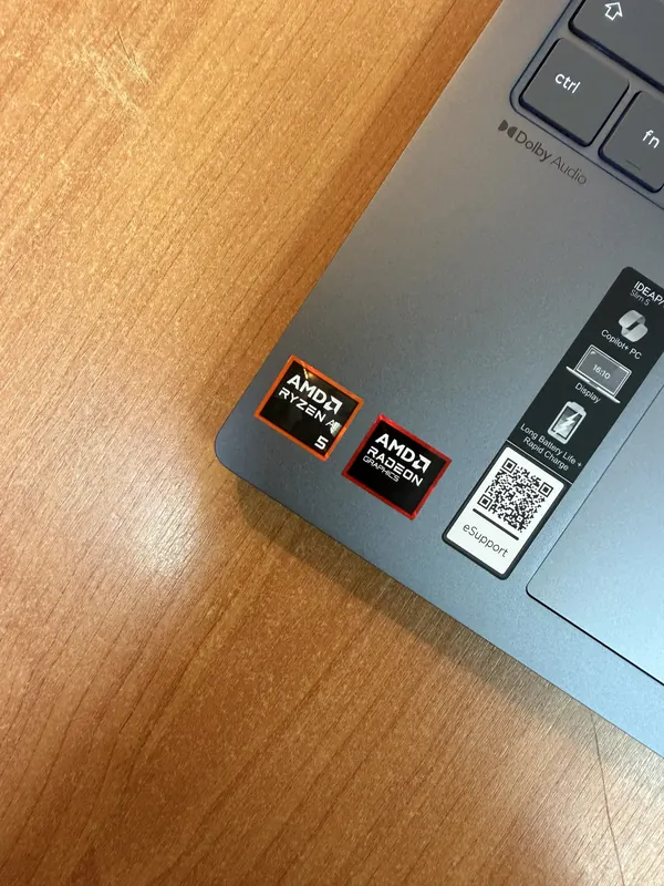 สติกเกอร์ AMD Ryzen AI 5 และ Copilot+ PC บนที่พักมือ